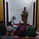 Tarawih Penuh Khusyuk, Bhabinkamtibmas Polsek Pasangkayu Sampaikan Pesan Kamtibmas di Masjid Terapung Nafsul Qifaah