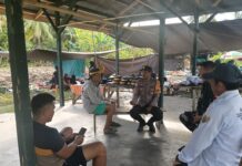 Bhabinkamtibmas Polsek Bambalamotu Tertibkan Pedagang dan Amankan Aktivitas Pasar Kasoloang