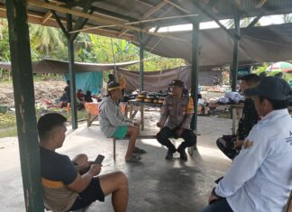 Bhabinkamtibmas Polsek Bambalamotu Tertibkan Pedagang dan Amankan Aktivitas Pasar Kasoloang