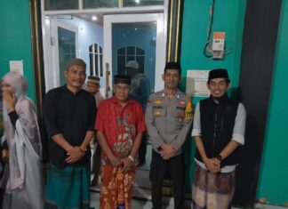 Tarawih Aman dan Khusyuk, Bhabinkamtibmas Polsek Pasangkayu Siaga Jaga Kamtibmas di Masjid Al-Munawarah