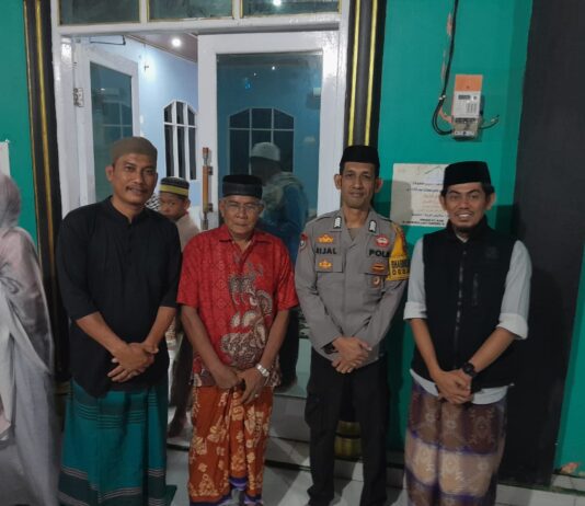 Tarawih Aman dan Khusyuk, Bhabinkamtibmas Polsek Pasangkayu Siaga Jaga Kamtibmas di Masjid Al-Munawarah