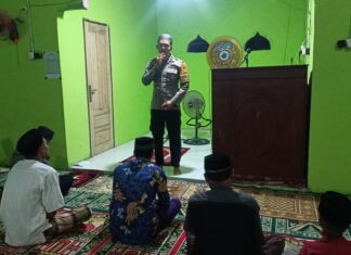 Tarawih Penuh Keakraban, Bhabinkamtibmas Bambalamotu Sampaikan Pesan Kamtibmas dan Keselamatan Berlalu Lintas