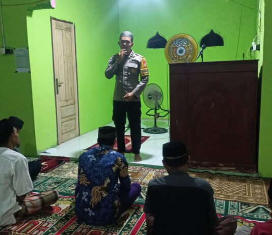 Tarawih Penuh Keakraban, Bhabinkamtibmas Bambalamotu Sampaikan Pesan Kamtibmas dan Keselamatan Berlalu Lintas