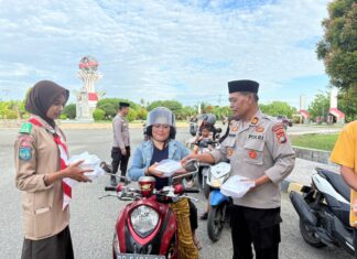 Ramadan Penuh Berkah, Sat Binmas Polres Pasangkayu Tebar Takjil dan Kepedulian di Bundaran Smart