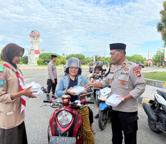 Ramadan Penuh Berkah, Sat Binmas Polres Pasangkayu Tebar Takjil dan Kepedulian di Bundaran Smart