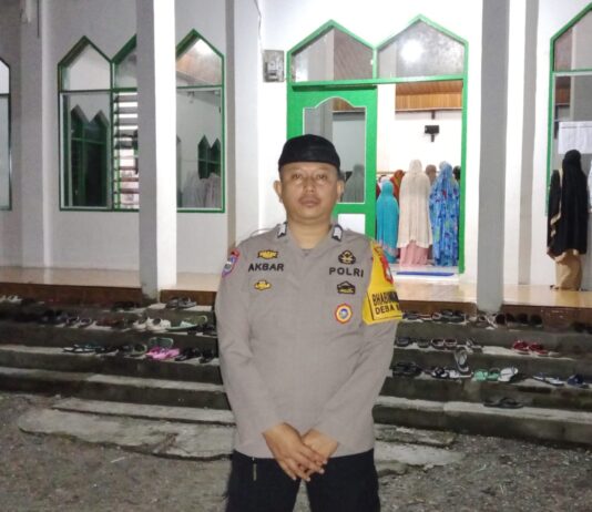 Pengamanan Shalat Tarawih, Bhabinkamtibmas Sarjo Hadir Jaga Kekhusyukan Ibadah Warga
