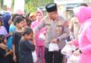 Sentuhan Ramadhan Penuh Berkah, Kapolres Pasangkayu dan Ketua Bhayangkari Berbagi Takjil untuk Masyarakat