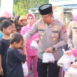 Sentuhan Ramadhan Penuh Berkah, Kapolres Pasangkayu dan Ketua Bhayangkari Berbagi Takjil untuk Masyarakat