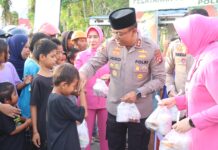 Sentuhan Ramadhan Penuh Berkah, Kapolres Pasangkayu dan Ketua Bhayangkari Berbagi Takjil untuk Masyarakat
