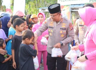 Sentuhan Ramadhan Penuh Berkah, Kapolres Pasangkayu dan Ketua Bhayangkari Berbagi Takjil untuk Masyarakat