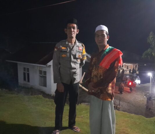 Bhabinkamtibmas Polsek Pasangkayu Amankan Shalat Tarawih, Sampaikan Pesan Kamtibmas di Bulan Suci Ramadan