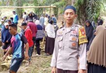 Sentuhan Empati di Rumah Duka, Bhabinkamtibmas Sarudu Dampingi Keluarga Almarhum Guru SD Patika