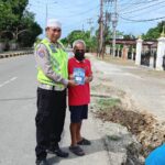 Binluh Sat Lantas Polres Pasangkayu Sambangi Warga di Jalan Ir Soekarno, Ajak Tertib Berlalu Lintas