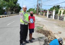Binluh Sat Lantas Polres Pasangkayu Sambangi Warga di Jalan Ir Soekarno, Ajak Tertib Berlalu Lintas