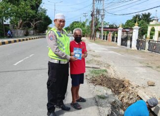 Binluh Sat Lantas Polres Pasangkayu Sambangi Warga di Jalan Ir Soekarno, Ajak Tertib Berlalu Lintas