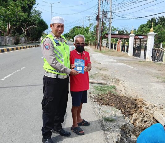 Binluh Sat Lantas Polres Pasangkayu Sambangi Warga di Jalan Ir Soekarno, Ajak Tertib Berlalu Lintas