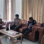 Bhabinkamtibmas Polsek Bambalamotu Fasilitasi Mediasi Sengketa Lahan di Kantor Camat Bambaira