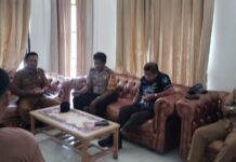 Bhabinkamtibmas Polsek Bambalamotu Fasilitasi Mediasi Sengketa Lahan di Kantor Camat Bambaira