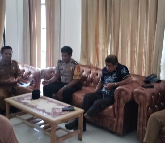 Bhabinkamtibmas Polsek Bambalamotu Fasilitasi Mediasi Sengketa Lahan di Kantor Camat Bambaira