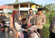 Sentuhan Ramadan di Depan Mako Polsek Sarudu, Kapolres Pasangkayu Turun Langsung Berbagi Takjil