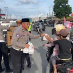 Sat Lantas Polres Pasangkayu Tebar Kebaikan di Bulan Suci, Berbagi Takjil untuk Pengendara di Tugu Sawit
