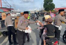 Sat Lantas Polres Pasangkayu Tebar Kebaikan di Bulan Suci, Berbagi Takjil untuk Pengendara di Tugu Sawit