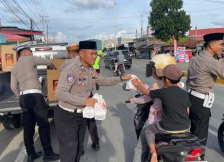 Sat Lantas Polres Pasangkayu Tebar Kebaikan di Bulan Suci, Berbagi Takjil untuk Pengendara di Tugu Sawit