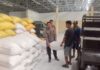 Bhabinkamtibmas Polsek Sarudu Dampingi Petani Jual Hasil Panen Jagung ke Bulog