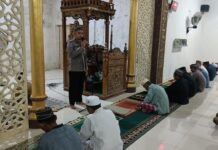 Usai Tarawih, Bhabinkamtibmas Polsek Bambalamotu Sampaikan Himbauan Kamtibmas dan Rencana Operasi Ketupat Jelang Idul Fitri