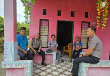 Bhabinkamtibmas Sambangi Warga Desa Letawa, Sampaikan Himbauan Kamtibmas