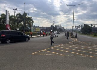 Personel Pos Terpadu Bundaran Smart Pasangkayu Atur Arus Lalu Lintas, Pastikan Mudik Aman dan Lancar
