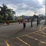 Personel Pos Terpadu Bundaran Smart Pasangkayu Atur Arus Lalu Lintas, Pastikan Mudik Aman dan Lancar