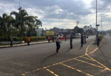 Personel Pos Terpadu Bundaran Smart Pasangkayu Atur Arus Lalu Lintas, Pastikan Mudik Aman dan Lancar