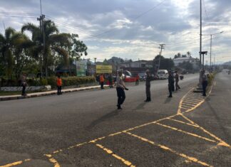 Personel Pos Terpadu Bundaran Smart Pasangkayu Atur Arus Lalu Lintas, Pastikan Mudik Aman dan Lancar