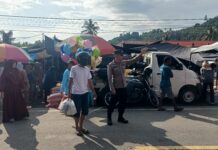 Jelang Idul Fitri, Bhabinkamtibmas Polsek Bambalamotu Amankan Aktivitas Pasar Tradisional Randomayang