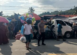 Jelang Idul Fitri, Bhabinkamtibmas Polsek Bambalamotu Amankan Aktivitas Pasar Tradisional Randomayang