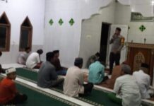 Bhabinkamtibmas Polsek Bambalamotu Shalat Tarawih Bersama Warga dan Sampaikan Himbauan Kamtibmas