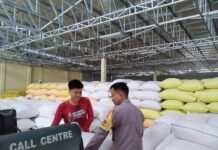 Bhabinkamtibmas Dampingi Penjualan Jagung Warga ke Bulog di Desa Tirtabuana