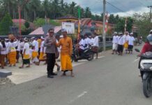 Bhabinkamtibmas Polsek Pasangkayu Amankan Kegiatan Sembahyang Melasti Umat Hindu Jelang Hari Raya Nyepi