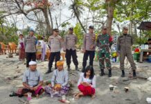 Personel Pos Pam Baras Amankan Ibadah Melasti Umat Hindu di Pantai Salukaili Narasi Berita