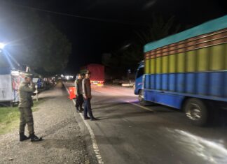 Personel Pos Pam Sarjo Gelar Patroli Malam, Pastikan Situasi Kamtibmas Tetap Aman