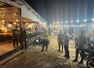 Personel Pos Pam Sarjo Gelar Patroli Malam Hari, Wujudkan Situasi Aman dan Kondusif di Wilayah Operasi Ketupat Marano 2026