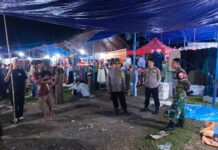 Personel Pos Pam Baras Laksanakan Patroli dan Pengaturan Lalu Lintas di Pasar Malam, Situasi Aman dan Lancar