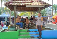 Pengamanan Ketat di Pantai Koa-Koa, Bhabinkamtibmas Bambalamotu Pastikan Libur Lebaran Aman dan Nyaman