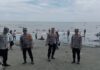 Pasca Idul Fitri 1447 H, Kapolsek Sarudu Bersama Personelnya Intensifkan Pengamanan Objek Wisata Pantai Barat