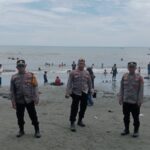 Pasca Idul Fitri 1447 H, Kapolsek Sarudu Bersama Personelnya Intensifkan Pengamanan Objek Wisata Pantai Barat