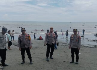 Pasca Idul Fitri 1447 H, Kapolsek Sarudu Bersama Personelnya Intensifkan Pengamanan Objek Wisata Pantai Barat