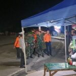 Patroli Jalan Kaki Tengah Malam, Personel Pos Terpadu Bundaran Smart Pasangkayu Jaga Situasi Tetap Kondusif