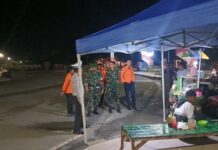 Patroli Jalan Kaki Tengah Malam, Personel Pos Terpadu Bundaran Smart Pasangkayu Jaga Situasi Tetap Kondusif