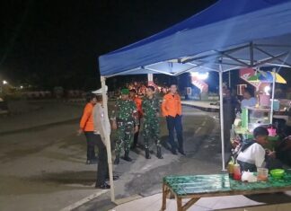 Patroli Jalan Kaki Tengah Malam, Personel Pos Terpadu Bundaran Smart Pasangkayu Jaga Situasi Tetap Kondusif